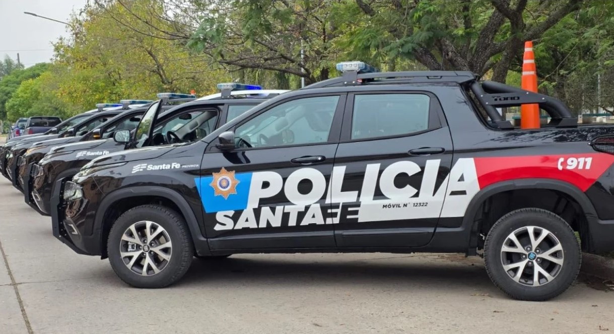 EL SENADOR MICHLIG Y EL MINISTRO COCOCCIONI ENTREGARON EN LA CIUDAD DE SAN CRISTÓBAL 5 MÓVILES POLICIALES 0 KM