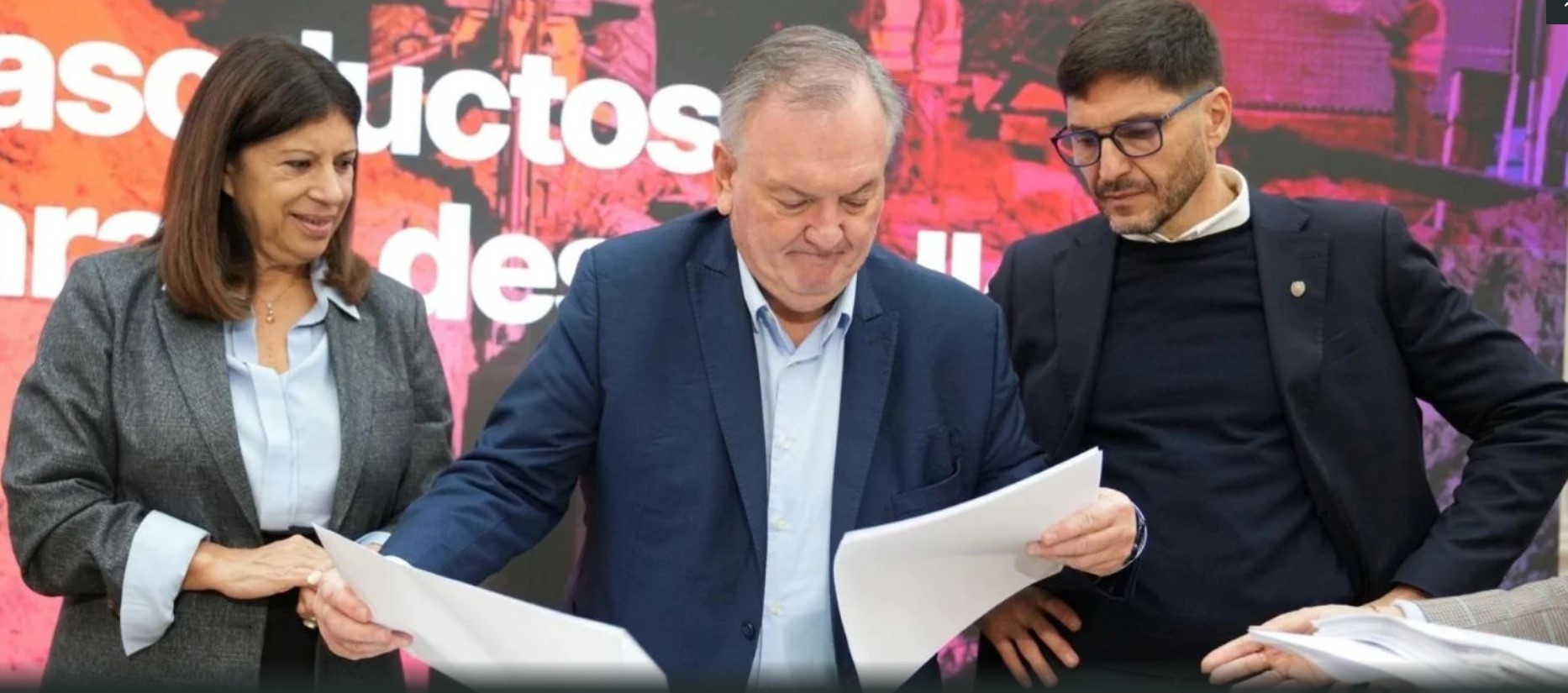 EL SENADOR MICHLIG PARTICIPÓ DE LA LICITACIÓN DE COMPRA DE CAÑOS PARA LA 2DA. ETAPA DE GASODUCTOS PROVINCIALES.