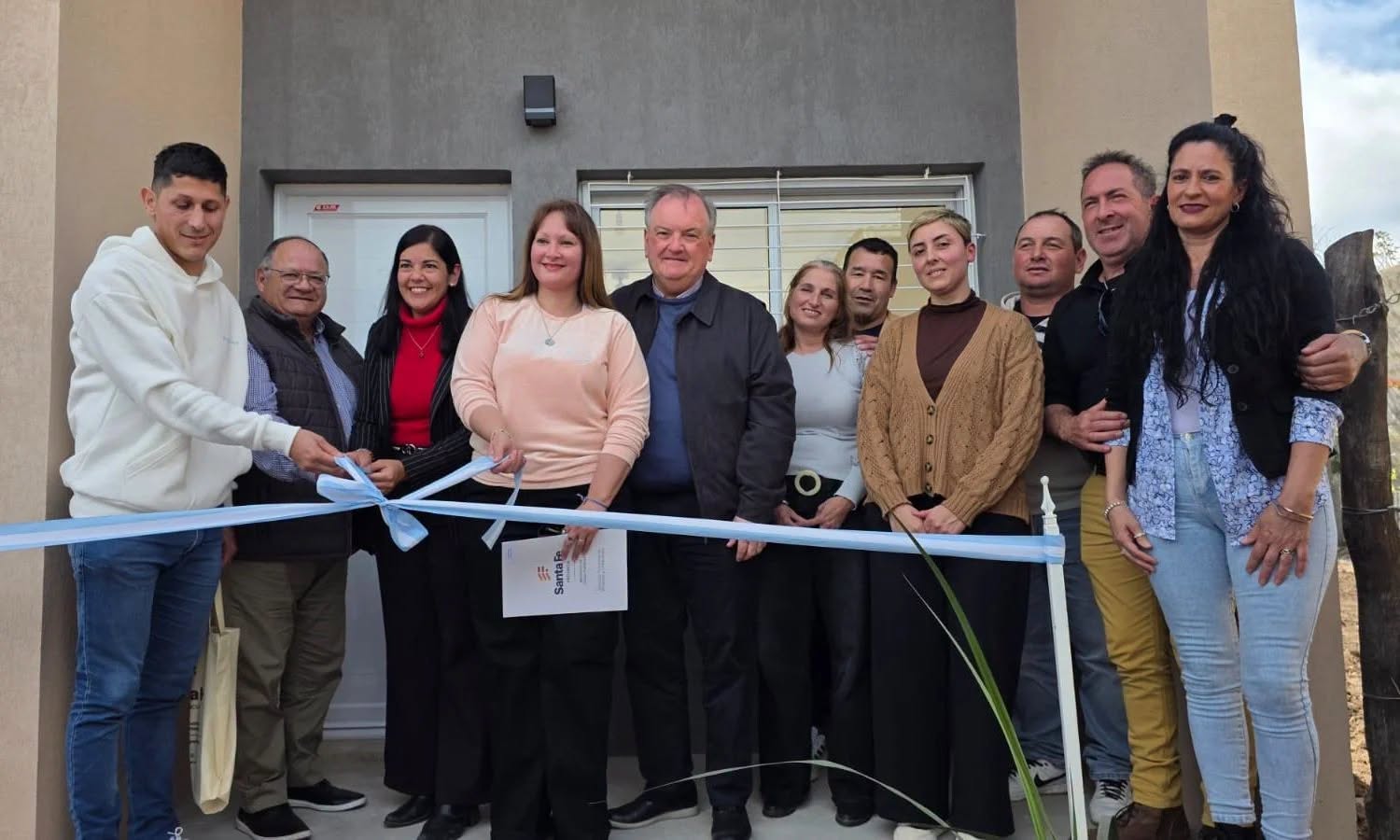 EL SENADOR FELIPE MICHLIG ACOMPAÑÓ LA ENTREGA DE 4 NUEVAS VIVIENDAS Y ESCRITURAS A FAMILIAS DE SAN GUILLERMO.
